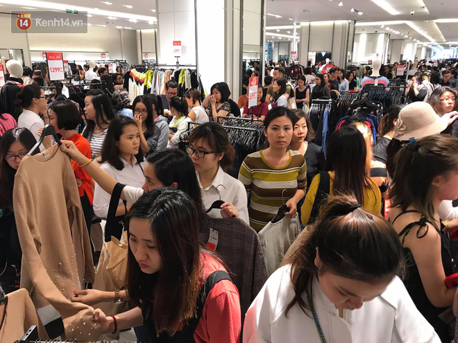 Zara Sài Gòn và Hà Nội đông nghịt, dân tình xếp hàng dài ngay ngày đầu tiên giảm giá